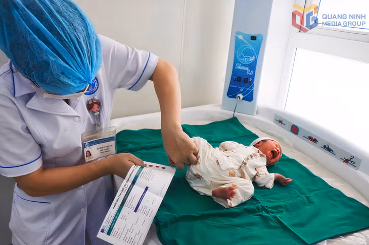 Trung tâm Y tế huyện Đầm Hà lấy máu gót chân của trẻ sơ sinh để thực hiện chẩn đoán sàng lọc sơ sinh.