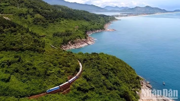 Tàu hỏa tạo điều kiện để du khách chiêm ngưỡng cảnh đẹp dọc đường. (Ảnh minh họa: nhandan.vn)