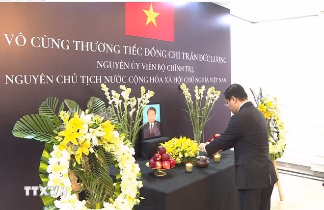Đại sứ Nguyễn Thanh Hải thắp hương tiễn biệt nguyên Chủ tịch nước Trần Đức Lương. (Ảnh: Quang Trung/TTXVN)