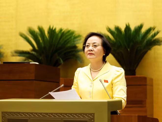 Bộ trưởng Bộ Nội vụ Phạm Thị Thanh Trà trình bày Tờ trình dự án Luật Cán bộ, công chức (sửa đổi). (Ảnh: TTXVN)