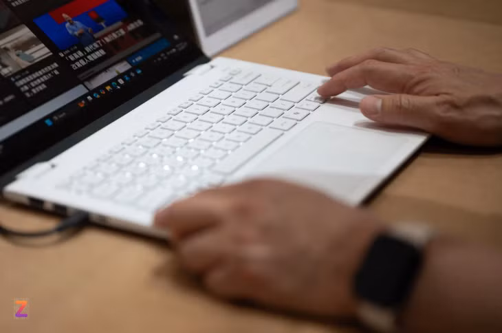 Là máy mỏng nhẹ, không có nhiều không gian trống, hành trình phím của Swift Edge 14 AI không quá sâu. Đổi lại, kích thước và khoảng cách giữa các phím được xếp hợp lý, giúp quá trình làm quen, thao tác mượt mà. Ngoài ra, hãng bố trí thêm phần "giảm chấn" giúp giảm phản lực tác động khi người dùng gõ nhanh, bớt đau tay.