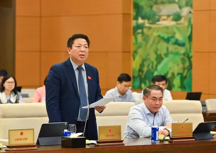 Bộ trưởng Xây dựng Trần Hồng Minh trình bày báo cáo tiếp thu, giải trình, chỉnh lý. (Ảnh: DUY LINH)