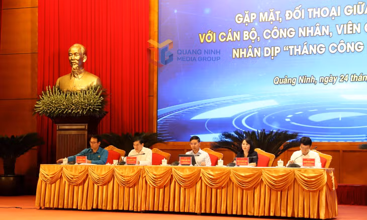 Các đồng chí lãnh đạo tỉnh, sở, ban, ngành chủ trì hội nghị.