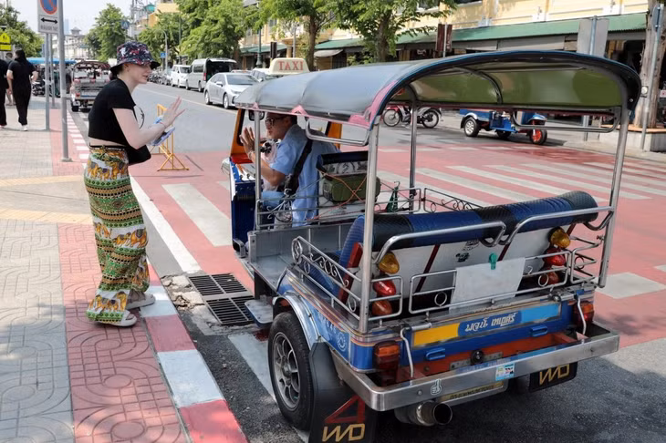 Ngành du lịch Thái Lan bước vào cao điểm hè với hàng loạt khó khăn, từ vụ diễn viên Vương Tinh bị bắt cóc, hậu quả từ động đất, Covid-19 cho đến vụ DJ nổi tiếng bị sát hại gần đây. Ảnh: Chanat Katanyu.