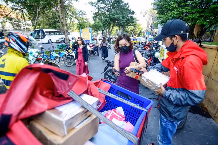 Người tiêu dùng Việt ngày càng quen với mua sắm online - Ảnh: QUANG ĐỊNH