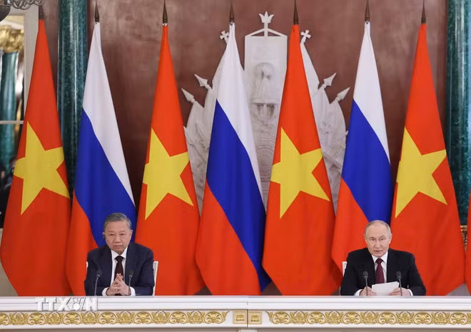 Tổng Bí thư Tô Lâm và Tổng thống Liên bang Nga Vladimir Putin phát biểu với báo chí. (Ảnh: Thống Nhất/TTXVN)