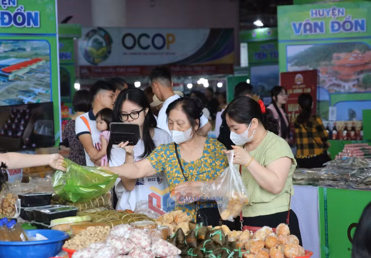 Các gian hàng nông sản, thực phẩm thu hút đông đảo người dân, du khách mua sắm.