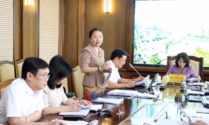 Đồng chí Vi Ngọc Bích, Phó Chủ tịch Thường trực HĐND tỉnh, Ủy viên Ban Thường vụ Đảng ủy Các cơ quan Đảng tỉnh, phát biểu tại hội nghị.