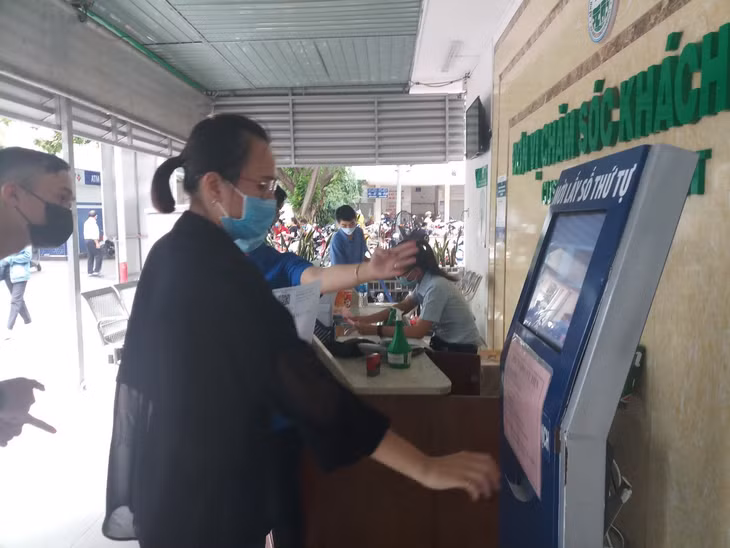 Sở Y tế TP Hồ Chí Minh khuyến cáo người dân đeo khẩu trang khi đến các cơ sở y tế để phòng bệnh truyền nhiễm lây qua đường hô hấp. Ảnh: Đan Phương/Báo Tin tức và Dân tộc