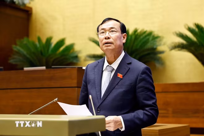 Chủ nhiệm Ủy ban Quốc phòng, An ninh và Đối ngoại của Quốc hội Lê Tấn Tới trình bày Báo cáo thẩm tra dự án Luật Tham gia lực lượng gìn giữ hòa bình của Liên hợp quốc. (Ảnh: Doãn Tấn/TTXVN)