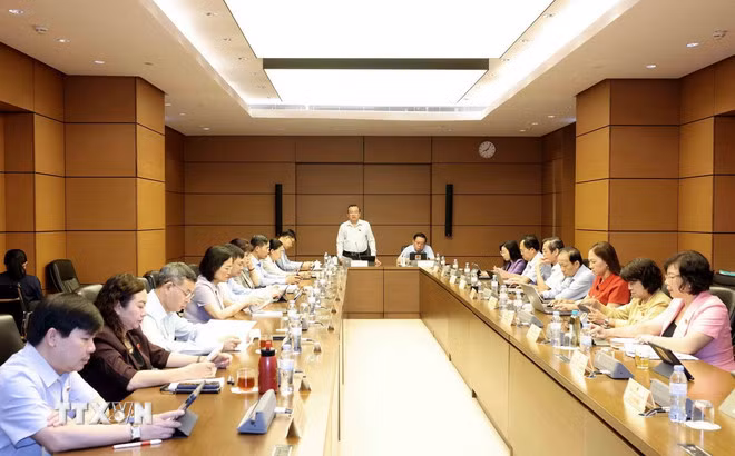 Đoàn đại biểu Quốc hội các tỉnh Hòa Bình, Tây Ninh, Bến Tre thảo luận ở tổ. (Ảnh: Phương Hoa/TTXVN)