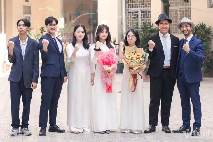 Thầy Nguyễn Thành Công (phải) cùng 6 học sinh đội tuyển học sinh giỏi Sinh học với 3 giải Nhất, 2 giải Nhì, 3 giải Ba và 1 giải Khuyến khích. Ảnh: NVCC