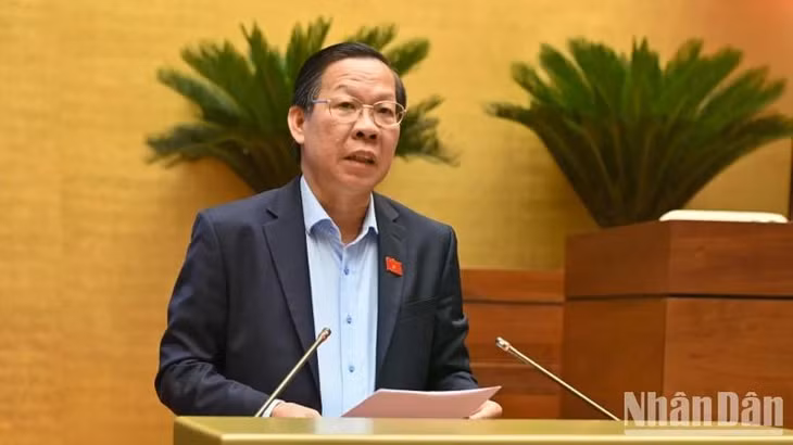 Ủy viên Ủy ban Thường vụ Quốc hội, Chủ nhiệm Ủy ban Kinh tế và Tài chính Quốc hội Phan Văn Mãi trình bày báo cáo. (Ảnh: BÙI GIANG)
