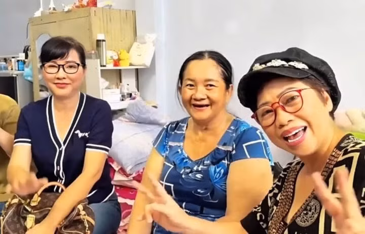 Nghệ sĩ Phương Thảo (ngồi giữa) cùng nhóm Ngũ Long Du Ký.