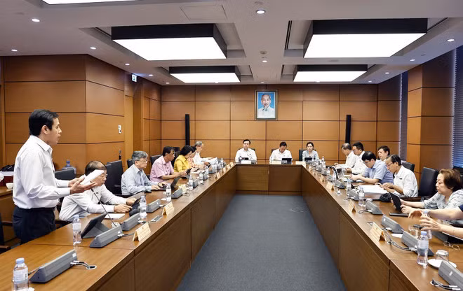 Đoàn đại biểu Quốc hội Thành phố Hồ Chí Minh thảo luận ở tổ. (Ảnh: Doãn Tấn/TTXVN)