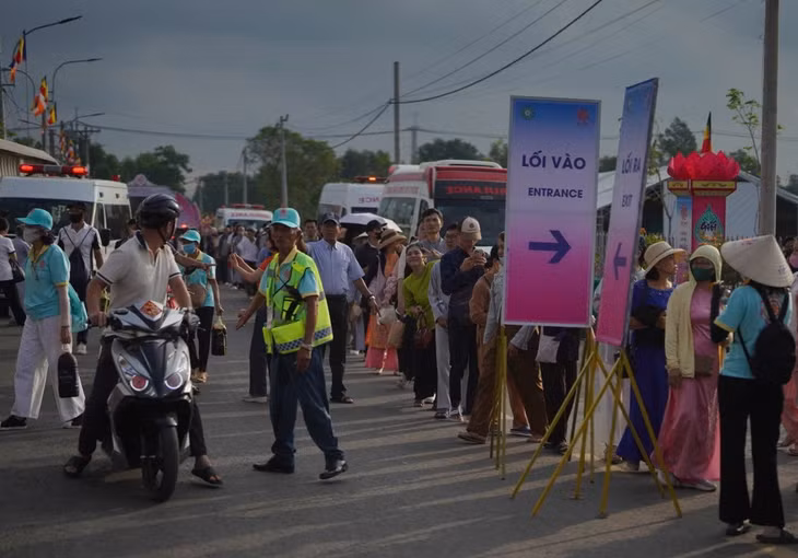 Từ 7 giờ sáng, đã rất đông người đến khu vực Học viện Phật Giáo Việt Nam tại TP Hồ Chí Minh, để chờ chiêm bái xá lợi Đức Phật.