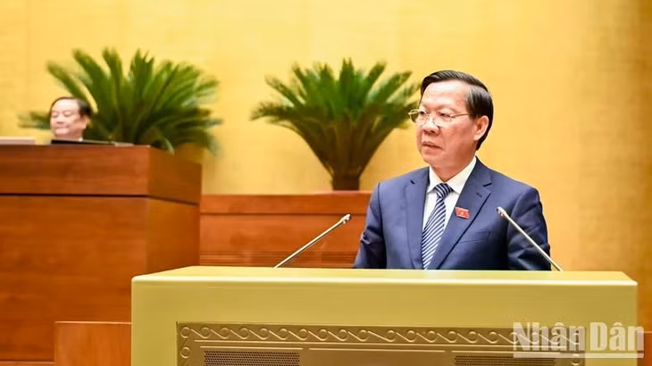 Chủ nhiệm Ủy ban Kinh tế và Tài chính của Quốc hội Phan Văn Mãi trình bày báo cáo.