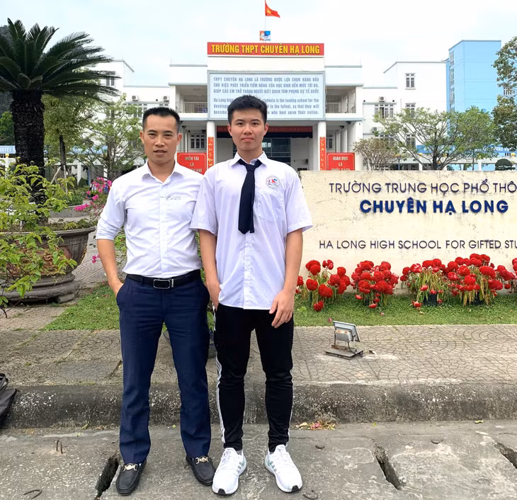 Em Ninh Quang Thắng, lớp 12 Chuyên Tin, Trường THPT Chuyên Hạ Long, chụp ảnh lưu niệm cùng thầy giáo chủ nhiệm Hà Đại Tôn.