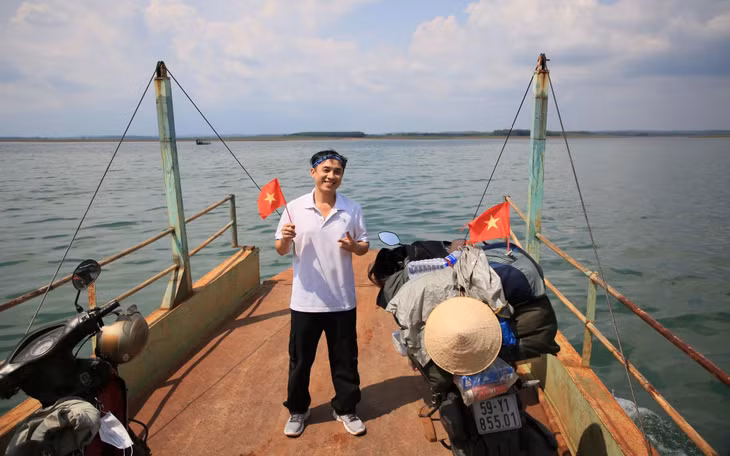 Tuy nhiên, thời tiết mùa này thay đổi nhanh, sáng nắng chiều mưa là chuyện thường gặp. Người đi cắm trại cần chuẩn bị sẵn áo mưa, bạt che, túi chống ẩm. Ảnh: Nguyễn Thanh Tuấn