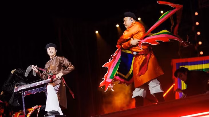 Soobin Hoàng Sơn và NSND Tự Long tại chương trình “Anh trai vượt ngàn chông gai”.