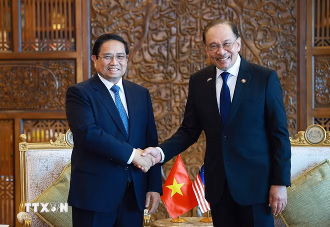 Thủ tướng Phạm Minh Chính hội đàm hẹp với Thủ tướng Malaysia Anwar Ibrahim. (Ảnh: Dương Giang/TTXVN)