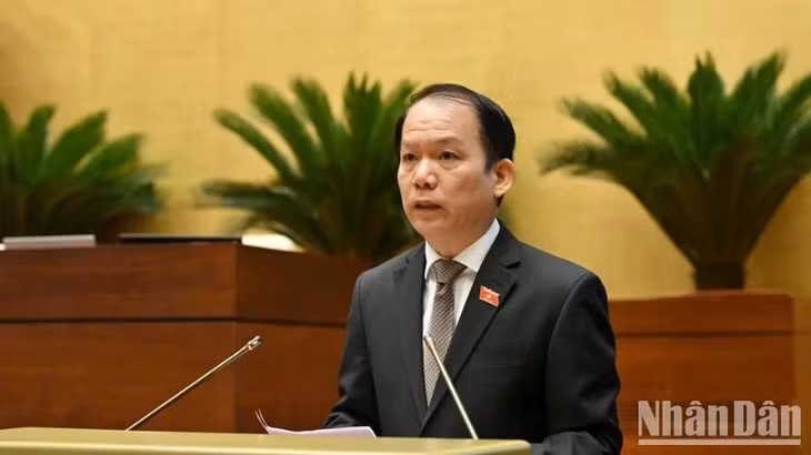 Chủ nhiệm Ủy ban Pháp luật và Tư pháp của Quốc hội Hoàng Thanh Tùng trình bày báo cáo thẩm tra. (Ảnh: THỦY NGUYÊN)