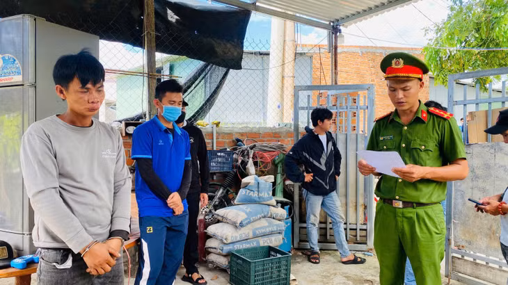 Công bố lệnh khám xét khẩn cấp nơi ở của Võ Hồng Ly. Ảnh: Lưu Hạnh.