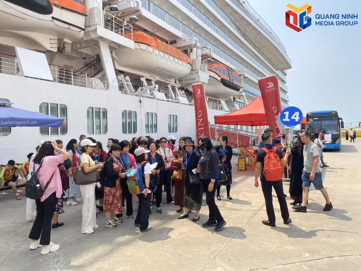 Khách tàu biển chuẩn bị tham quan TP Hạ Long. 