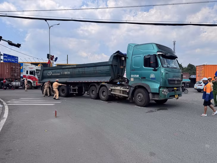 Xe đầu kéo rẽ vào khu công nghiệp thì xảy ra va chạm với xe máy.