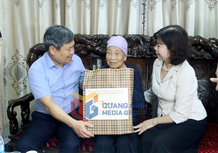 Đồng chí Bí thư Tỉnh ủy tặng quà và chúc Mẹ luôn giữ gìn sức khỏe, sống vui, sống khỏe, sống trường thọ (5-2025). Ảnh: Thu Chung