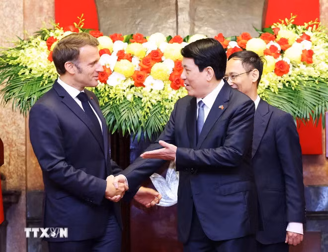 Chủ tịch nước Lương Cường và Tổng thống Pháp Emmanuel Macron tại buổi gặp gỡ báo chí. (Ảnh: Lâm Khánh/TTXVN)