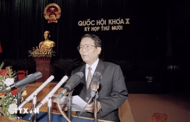 Chủ tịch nước Trần Đức Lương đọc Tờ trình về việc đề nghị Quốc hội phê chuẩn Hiệp định thương mại Việt Nam-Hoa Kỳ, tại Kỳ họp thứ mười, Quốc hội khóa X, ngày 23/11/2001. (Ảnh: Nhan Sáng/TTXVN)