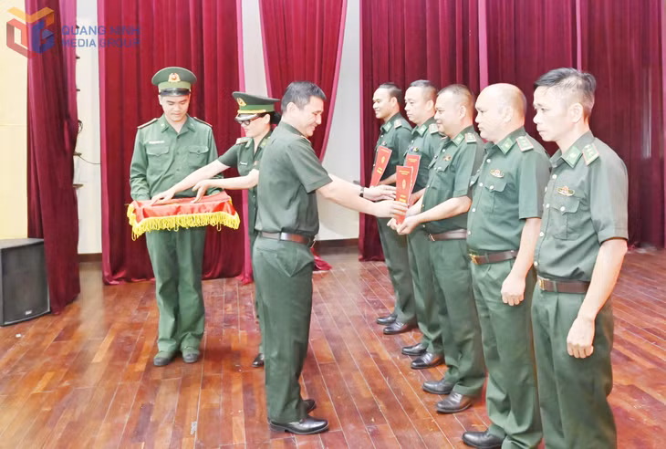 Đại tá Nguyễn Quang Hòa, Chỉ huy trưởng BĐBP tỉnh trao quyết định nâng lương, thăng quân hàm cho các đồng chí sĩ quan.