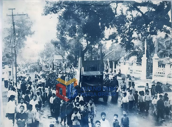 Lễ mừng chiến thắng và đón nhận Huân chương của thị xã Cẩm Phả năm 1973. Ảnh: Tư liệu