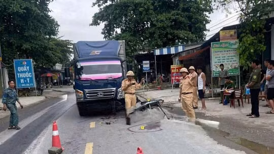 Hiện trường vụ tai nạn trên quốc lộ 12B. Ảnh: Người dân cung cấp