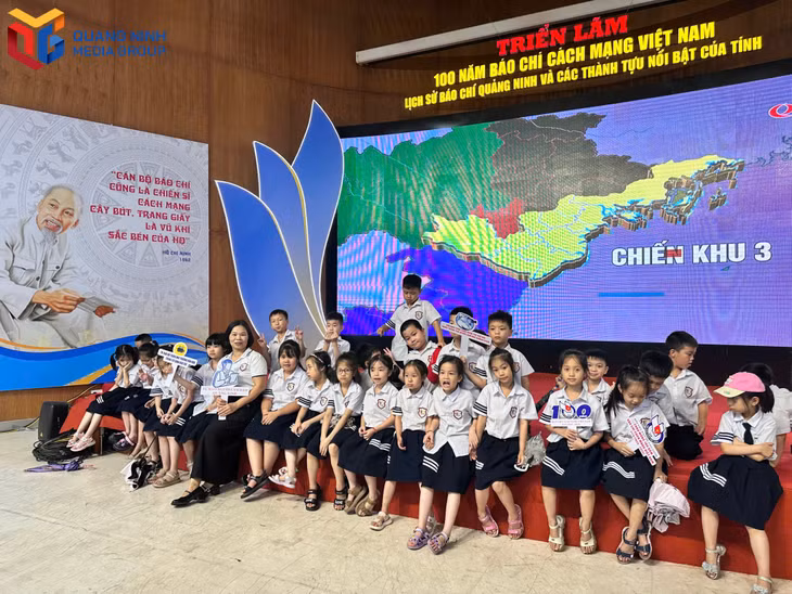 Các em học sinh thích thú chụp hình lưu niệm tại Triển lãm.