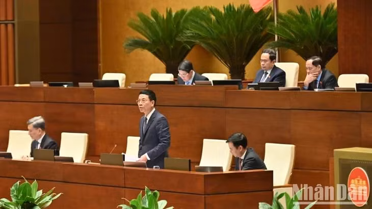 Bộ trưởng Khoa học và Công nghệ Nguyễn Mạnh Hùng phát biểu giải trình, làm rõ các vấn đề đại biểu Quốc hội nêu. (Ảnh: BÙI GIANG)