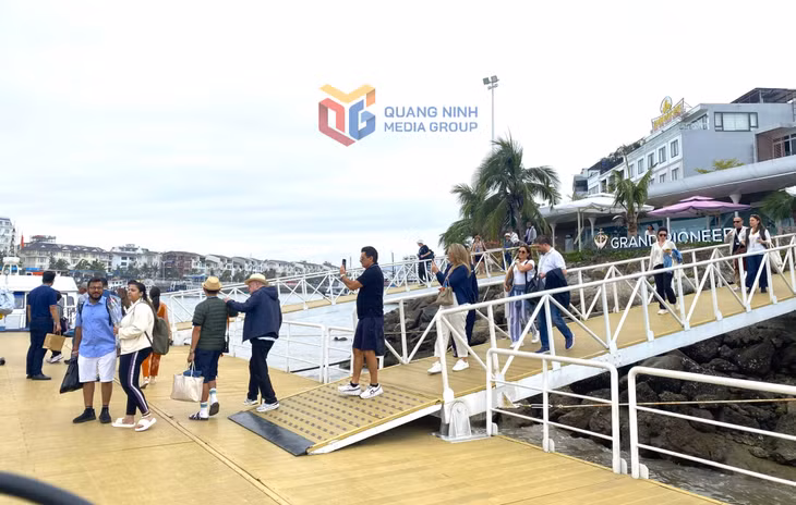 Khách quốc tế xuống tàu tham quan Vịnh Hạ Long. 