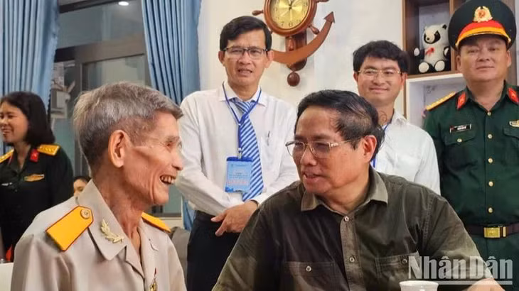 Thủ tướng Phạm Minh Chính thăm thương binh, cựu tù Côn Đảo Nguyễn Xuân Viên (Ảnh: VŨ TÂN).