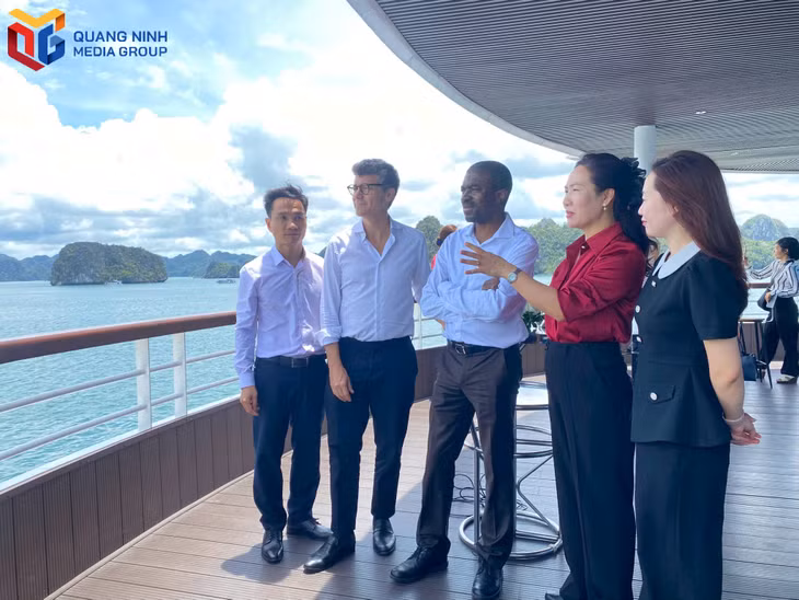 Phó Chủ tịch UBND tỉnh Nguyễn Thị Hạnh chia sẻ với ông Lazare Eloundou Assomo, Giám đốc Trung tâm Di sản Thế giới về các giải pháp bảo tồn Di sản Vịnh Hạ Long.