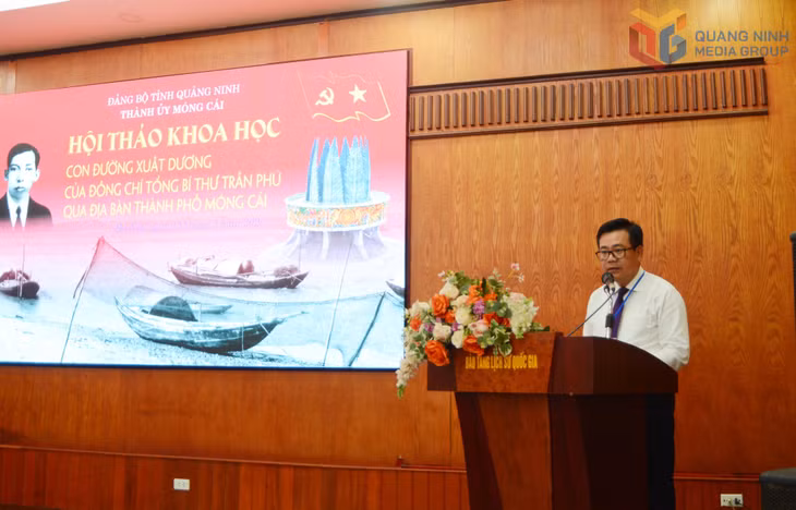 Đồng chí Hoàng Bá Nam, Tỉnh ủy viên, Bí thư Thành ủy Móng Cái, phát biểu tại hội thảo.
