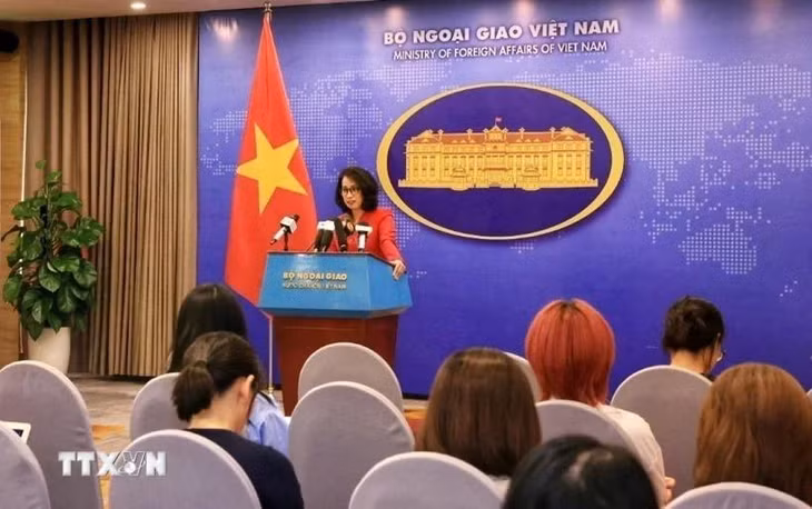 Người phát ngôn Bộ Ngoại giao Phạm Thu Hằng chủ trì họp báo. (Ảnh: Tuấn Anh/TTXVN)
