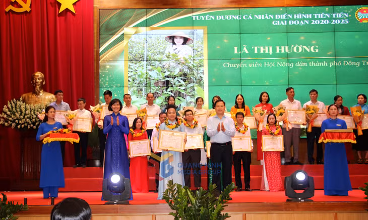 Lãnh đạo Hội Nông dân tỉnh trao tặng Bằng khen của Hội Nông dân tỉnh cho cá nhân điển hình tiên tiến trong các phong trào thi đua giai đoạn 2020-2025.