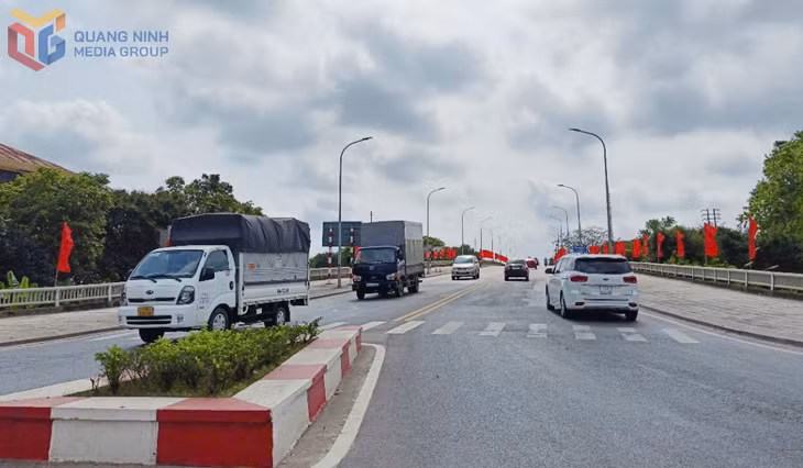 Phương tiện ô tô lưu thông qua cầu Hòa Bình.