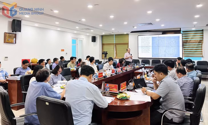 Hội thảo khoa học: “Phân vùng và xây dựng bản đồ phân vùng tiềm năng năng lượng từ gió ngoài khơi có tính đến biến đổi khí hậu và nước biển dâng” có sự tham gia của nhiều chuyên gia khoa học.