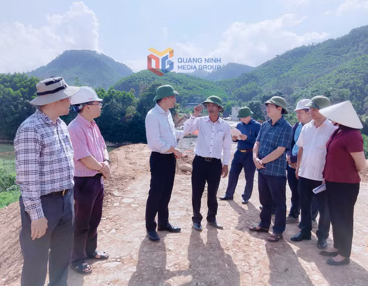 Đoàn giám sát của Ủy ban MTTQ tỉnh kiểm tra thực địa một số dự án, công trình trọng điểm trên địa bàn huyện Ba Chẽ. Ảnh: Song Hà