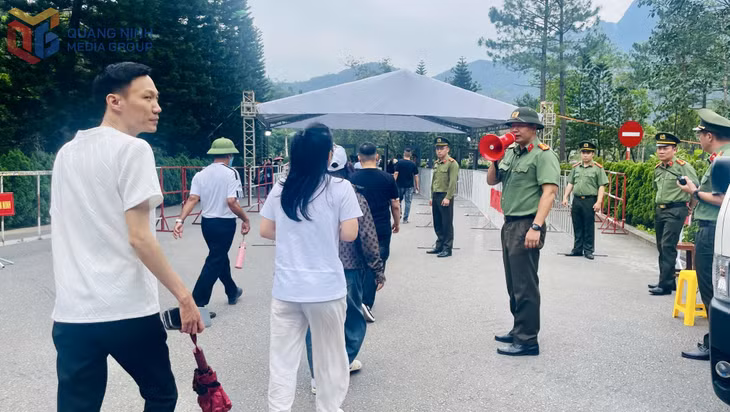 Lực lượng chức năng túc trực đảm bảo ANTT, hướng dẫn nhân dân, du khách và phật tử vào chiêm bái xá lợi Phật.