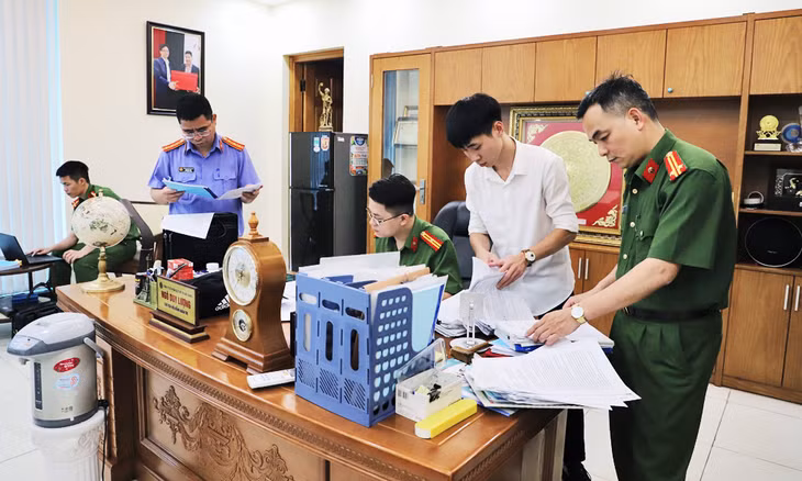 Cơ quan CSĐT Công an tỉnh Bắc Giang khám xét phòng làm việc của bị can Ngô Duy Lượng. Ảnh: Công an Bắc Giang