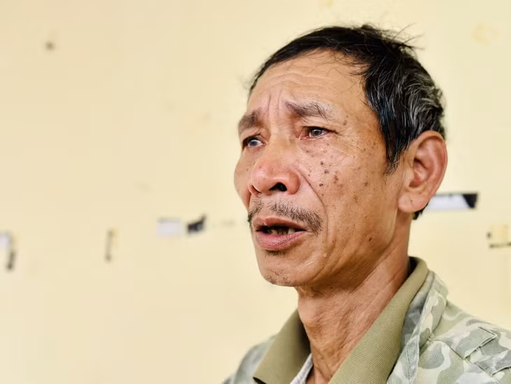 Người ngư dân làng chài quen với sóng gió rưng rưng xúc động trước tình cảm của các nhà báo.