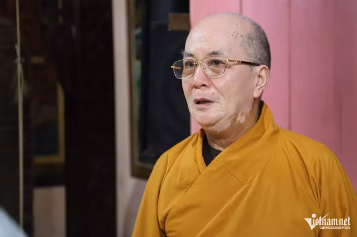 Hòa thượng Thích Huệ Sanh một mình trông nom, chăm sóc chùa. Ảnh: T.T